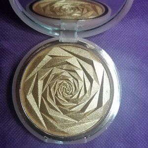 Huda Beauty limited edition highlighter N.Y.M.P.H. (flora)